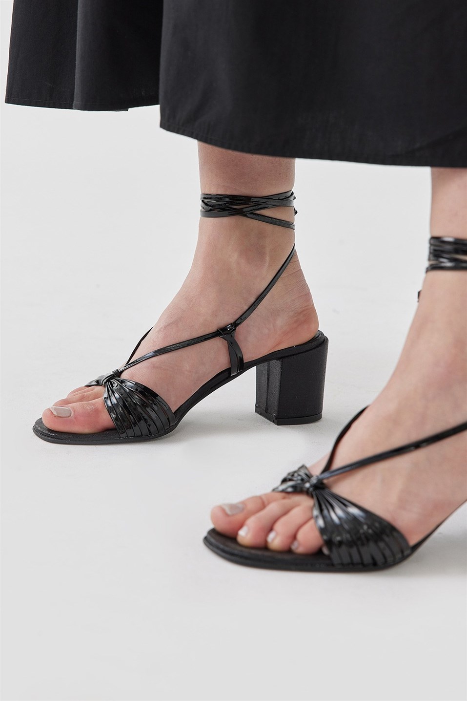 Siyah Bağcıklı Topuklu Sandalet