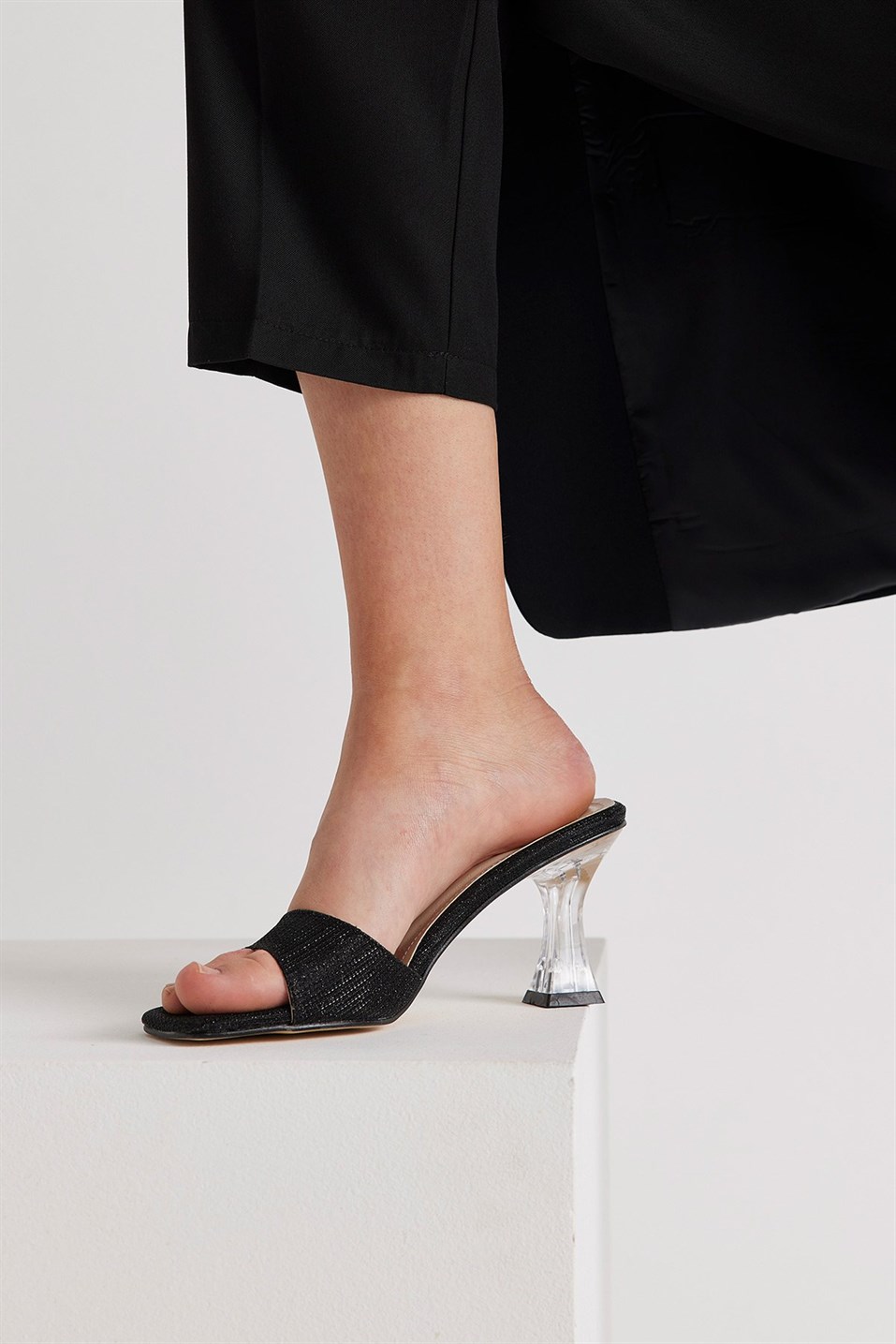 Siyah Simli Oval Bantlı Topuklu Sandalet